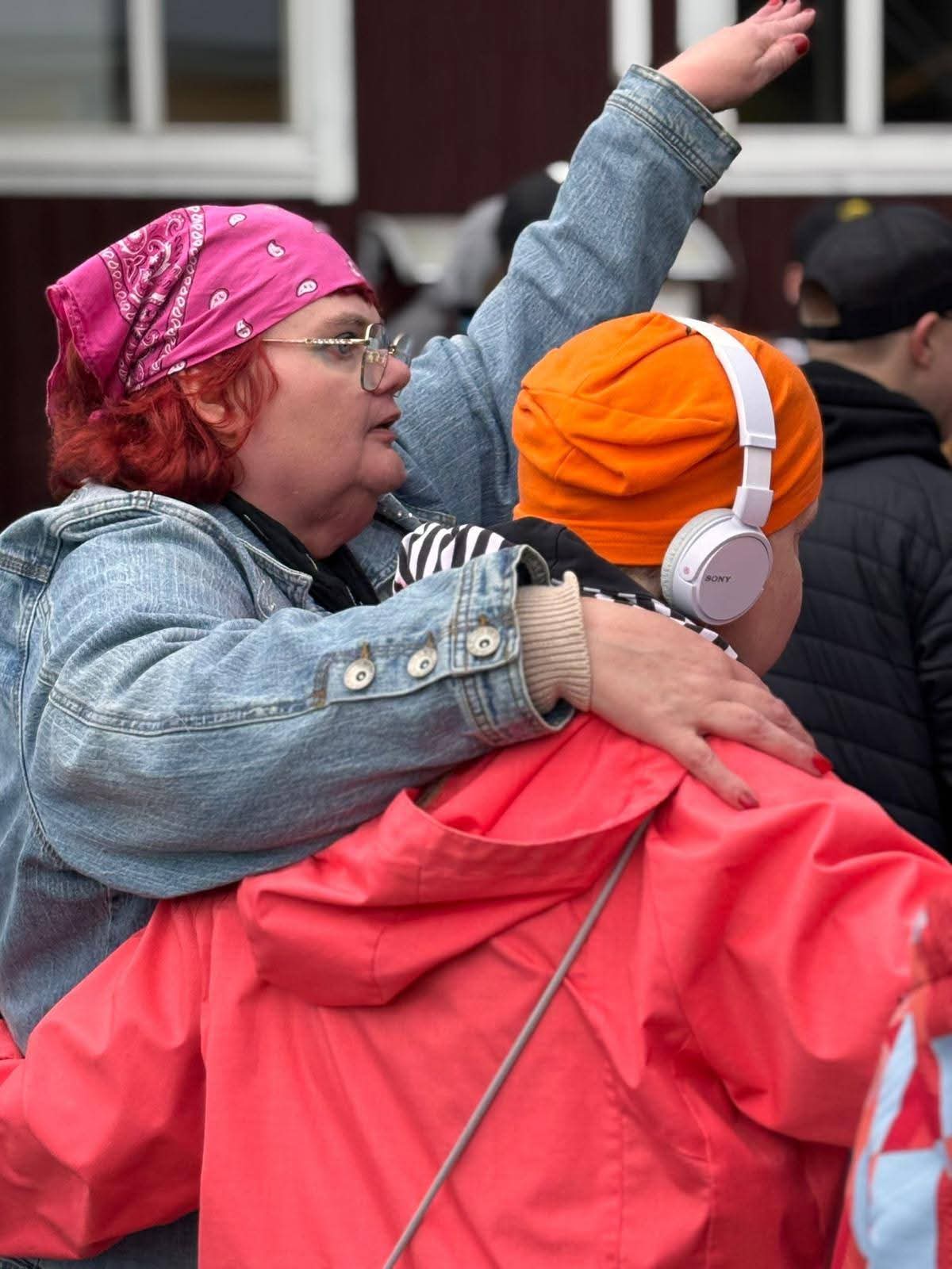 Asukas pitää kättään toisen asukkaan olkapäällä festareilla