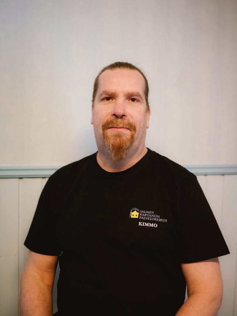 Henkilökuva työntekijästä mustassa työpaidassa