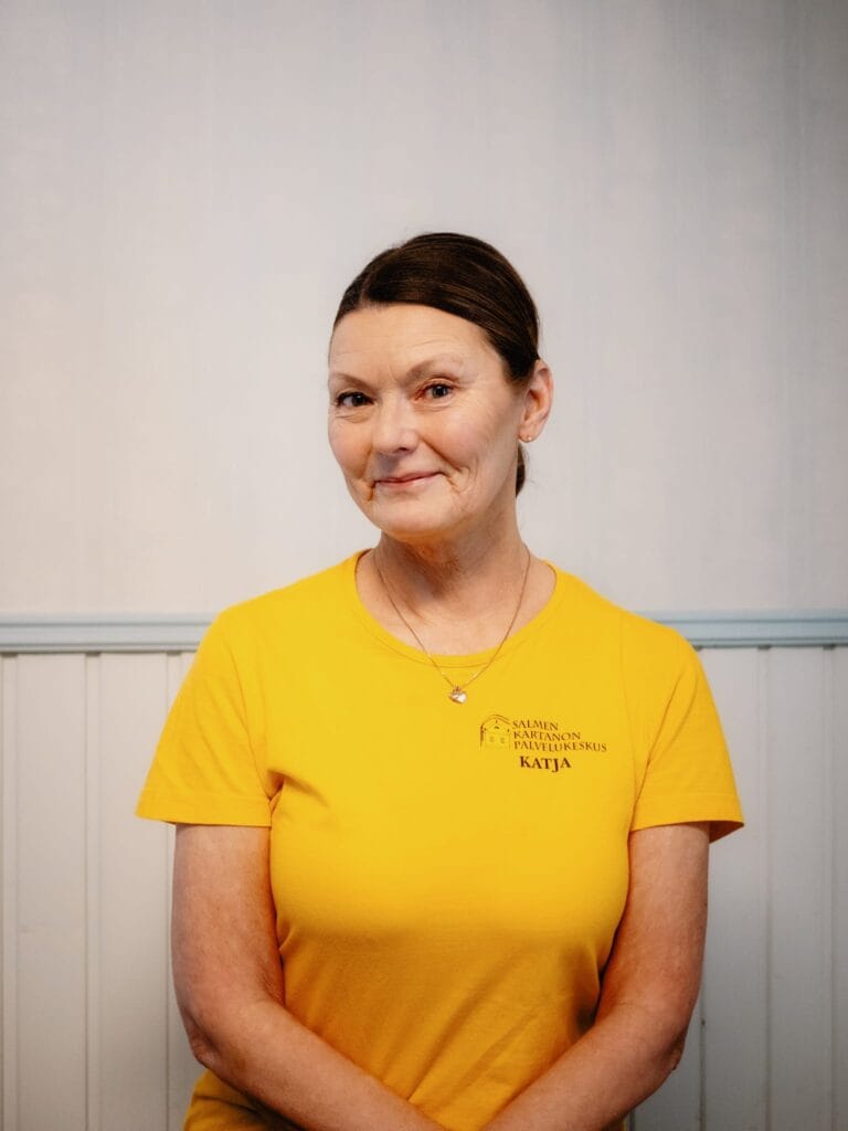 Henkilökuva työntekijästä keltaisessa työpaidassa