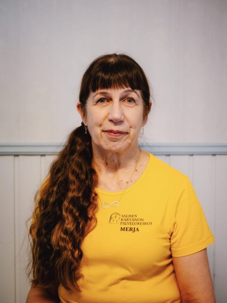 Henkilökuva työntekijästä keltaisessa työpaidassa